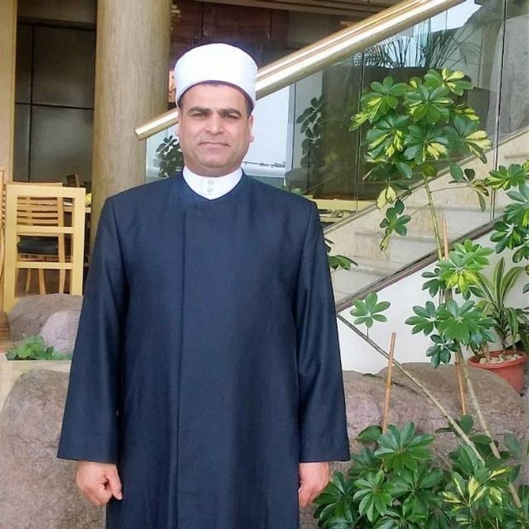 مسلمان يتوضآن قبل أداء الصلاة