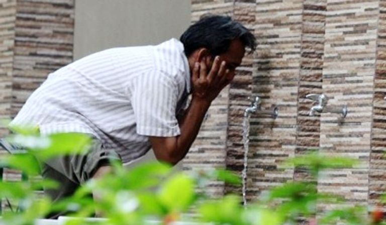 مسلمان يتوضآن قبل أداء الصلاة