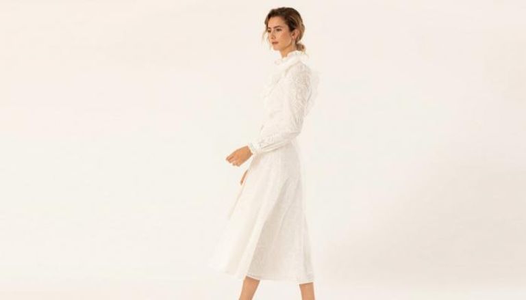 الفستان الأبيض الدانتيل يمنح الجسم تهوية جيدة في الصيف