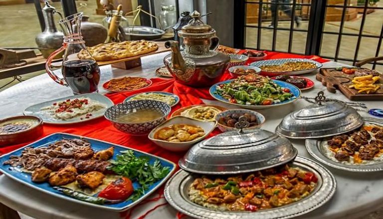 سفرة لأكلات متنوعة تناسب فطار أيام رمضان - أرشيفية