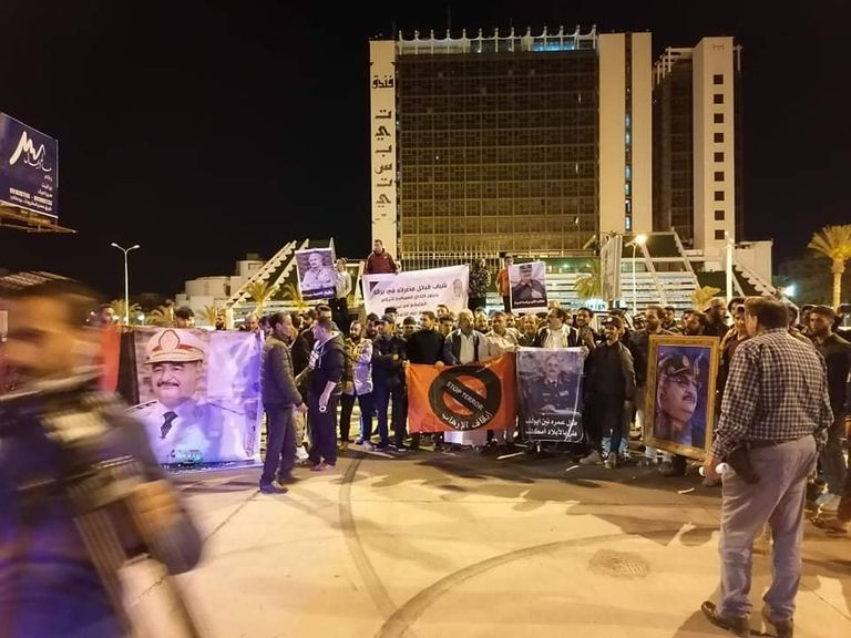 مواطن يحمل صورة القائد العام للجيش - أرشيفية