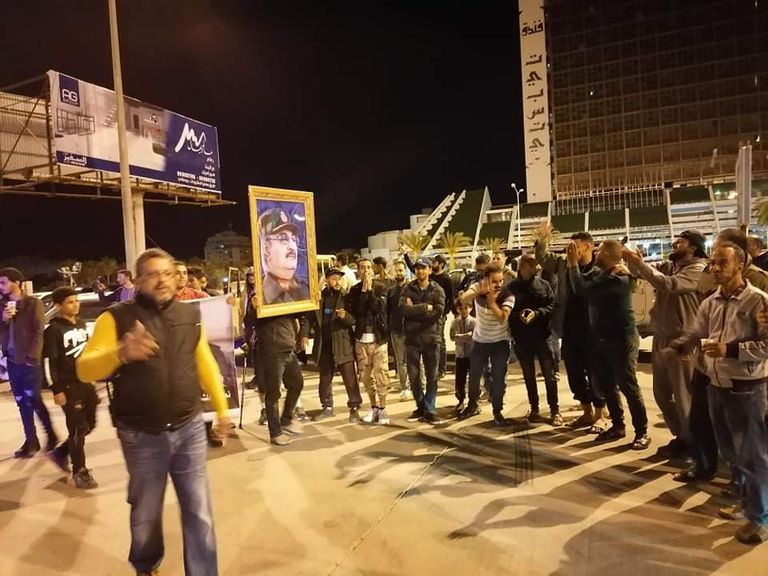 مواطن يحمل صورة القائد العام للجيش - أرشيفية