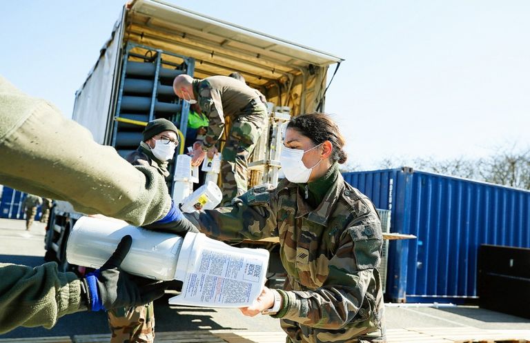 وزيرة الدفاع الفرنسية فلورانس بارلي ورئيس الأركان