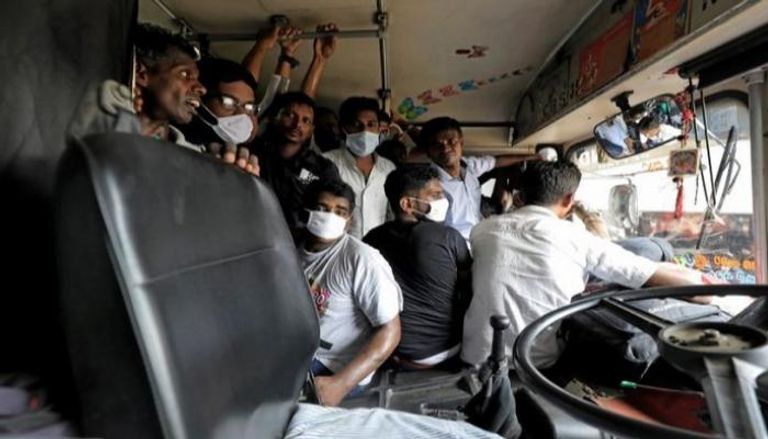 أشخاص يرتدون أقنعة داخل حافلة مزدحمة بسريلانكا 