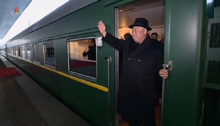 رئيس كوريا الشمالية كيم جونج أون يستقل قطار قبل لقائه بالرئيس الأمريكي دونالد ترامب زعيم كوريا الشمالية كيم جونج أون
