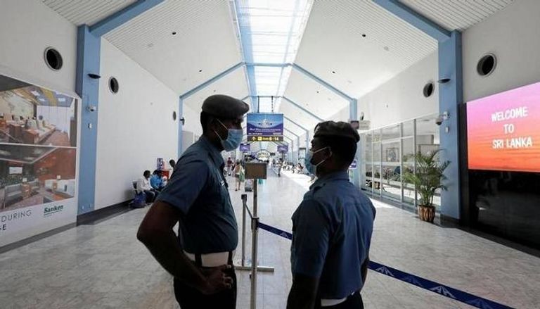 جنديان من الشرطة في سريلانكا ينفذان إجراءات حظر التجوال