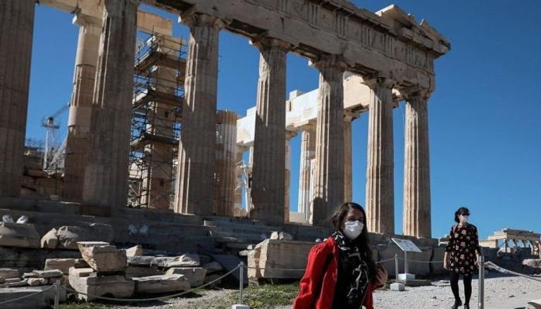 فتيات يضعن كمامات واقية في اليونان خوفا من كورونا
