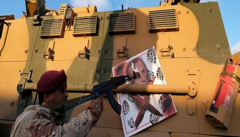 ملصق مناهض لأردوغان على مدرعة تابعة للجيش الوطني الليبي