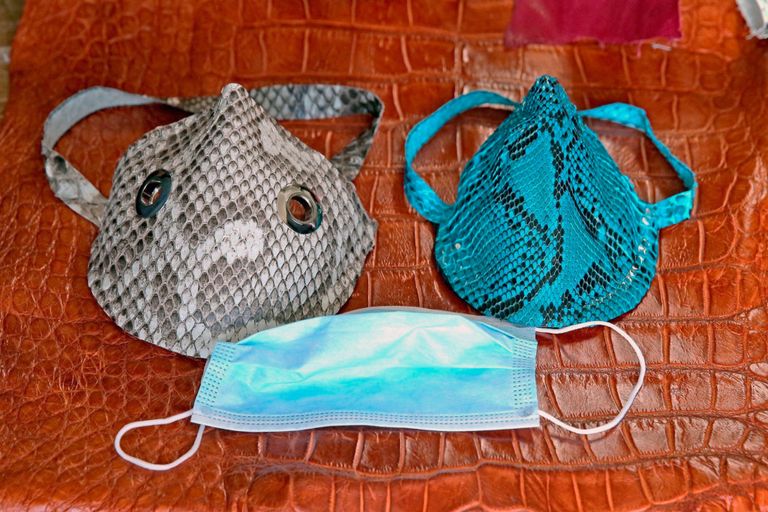 أمريكي يصنع كمامات من جلود التماسيح 