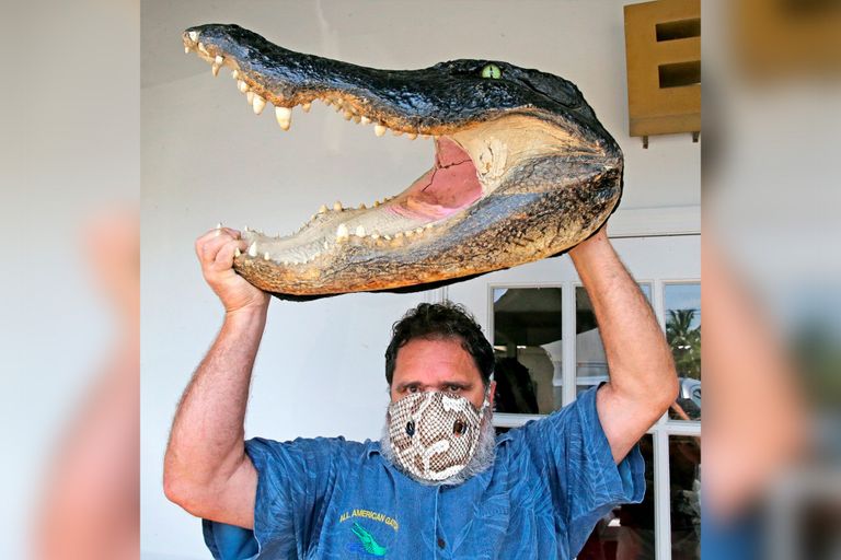 أمريكي يصنع كمامات من جلود التماسيح 