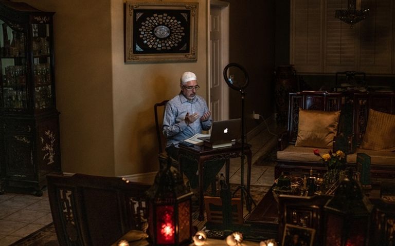د. صالح خلقي، رئيس اللجنة الدينية في المركز الإسلامي بجنوب كاليفورنيا، يؤم مصلين من منزله عبر البث المباشر خلال شهر رمضان 2020