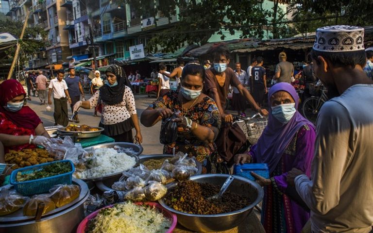 شراء الطعام من أحد أسواق ميانمار في أولى ليالي رمضان 2020 والحرص على الإجراءات الوقائية في ظل تفشي فيروس كورونا المستجد