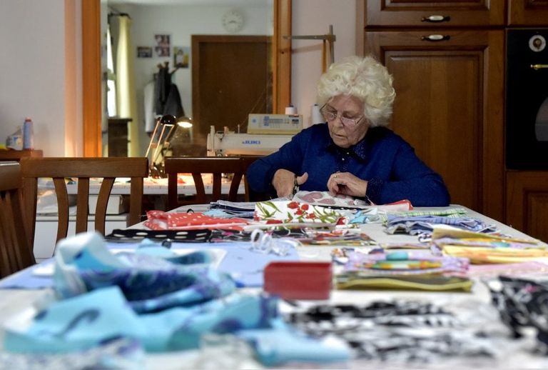 الجدة إينيس ماتزا مع أقنعتها التي صنعتها