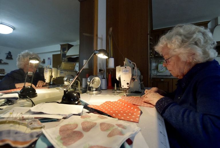 الجدة إينيس ماتزا مع أقنعتها التي صنعتها