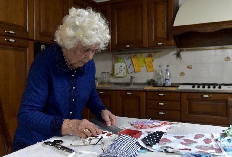 الجدة إينيس ماتزا مع أقنعتها التي صنعتها