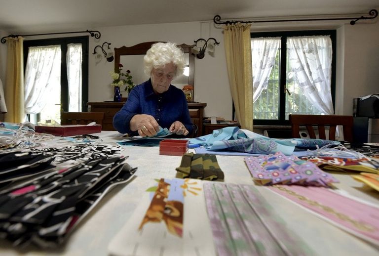 الجدة إينيس ماتزا مع أقنعتها التي صنعتها