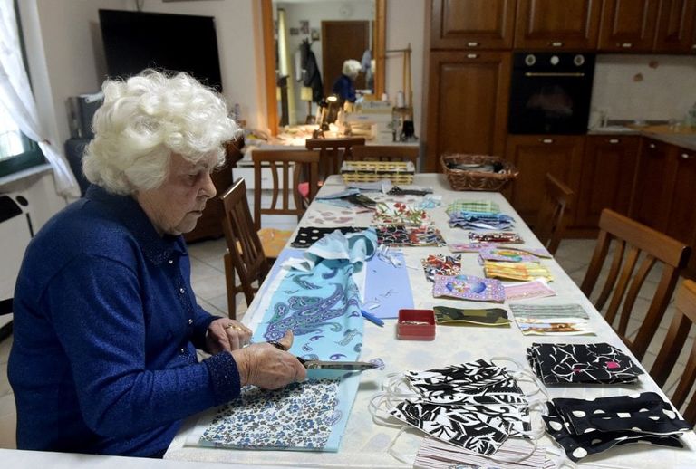 الجدة إينيس ماتزا مع أقنعتها التي صنعتها