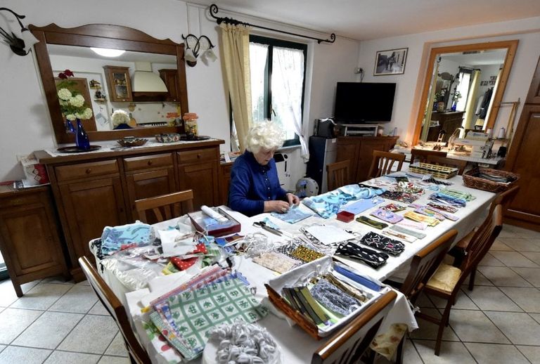 الجدة إينيس ماتزا مع أقنعتها التي صنعتها