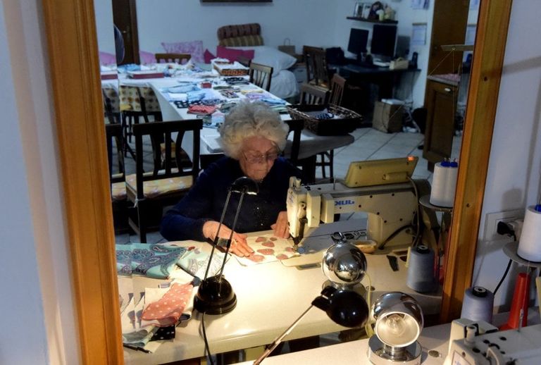 الجدة إينيس ماتزا مع أقنعتها التي صنعتها