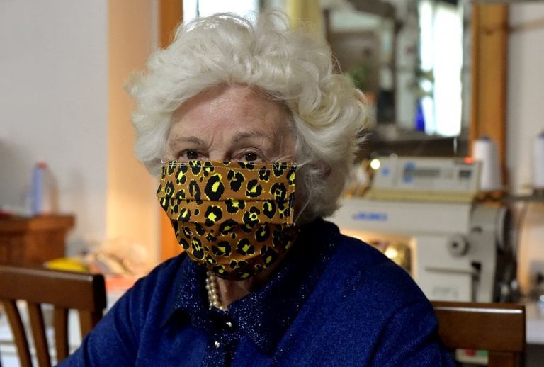 الجدة إينيس ماتزا مع أقنعتها التي صنعتها