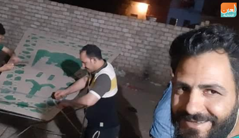 أرمانيوس فوزي شاب مسيحى يهنىء أهل قريتة بمحافظة إلمنيا بصعيد مصر ويصنع فانوس رمضان مع أهل قريته فانوس رمضان بأيدي شباب مسيحي في مصر