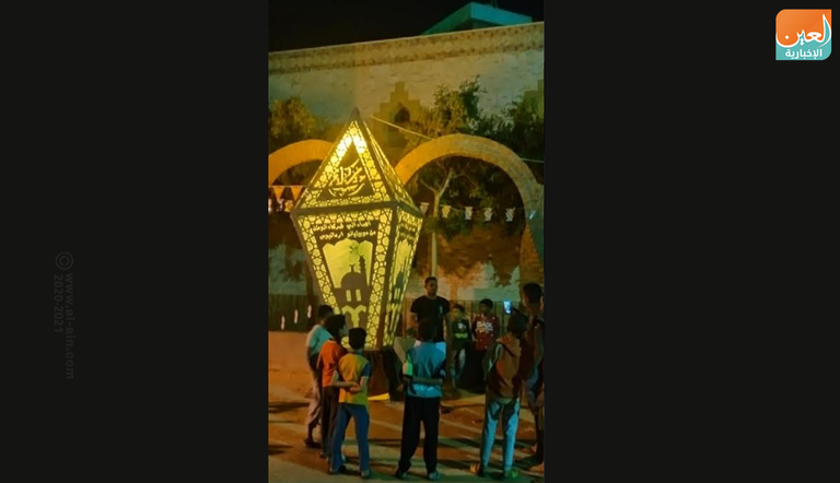تعليق فانوس رمضان بجانب الكنيسة والمسجد الذي صنعه الشاب المسيحي أرمانيوس لأهل قريته في محافظة المنيا بصعيد مصر فانوس رمضان بأيدي شباب مسيحي في مصر