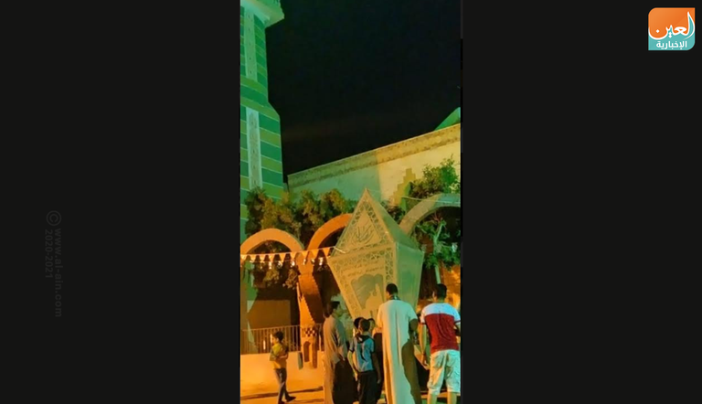 تعليق فانوس رمضان الذي صنعه الشاب المسيحي أرمانيوس لأهل قريته في محافظة المنيا بصعيد مصر فانوس رمضان بأيدي شباب مسيحي في مصر