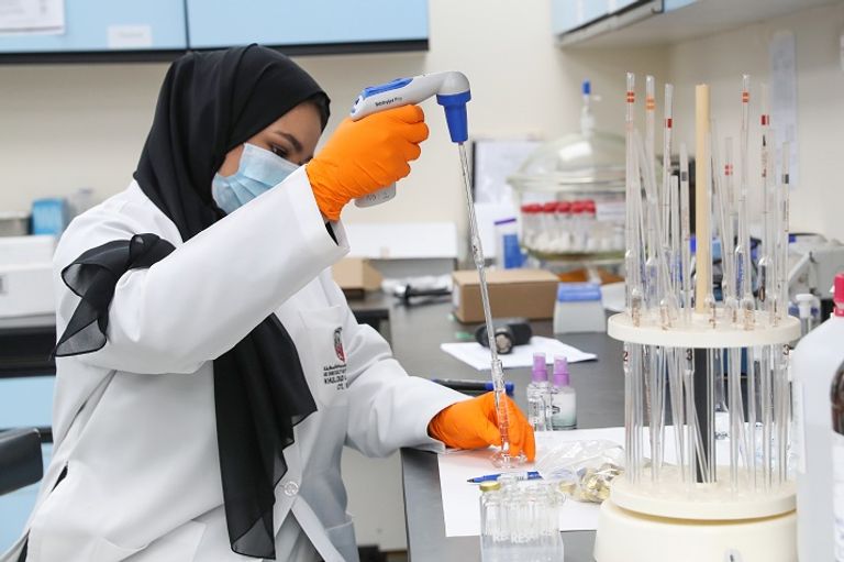 "أبوظبي للجودة" ينتج معقم لليدين بسواعد إماراتية 100% انجاز جديد..الإمارات تنتج معقم لليدين مطابقا للمواصفات العالمية