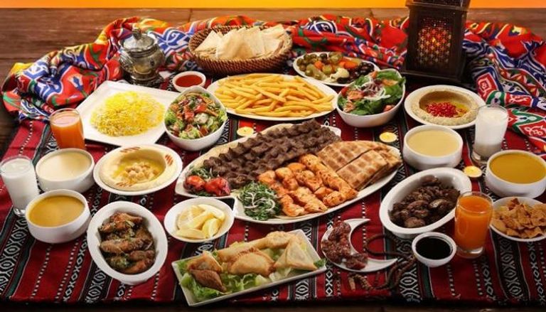 مائدة إفطار تضم أكلات ومشروبات رمضانية - أرشيفية