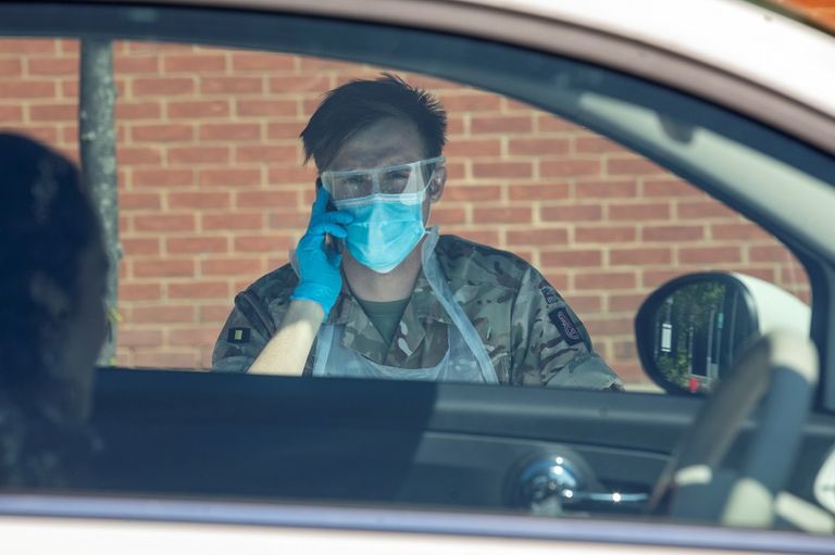 امرأة ترتدي كمامة للوقاية من فيروس كورونا