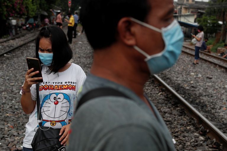 امرأة ترتدي كمامة للوقاية من فيروس كورونا