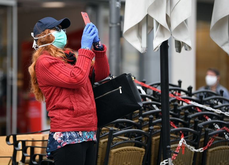 زوجان يرتديان كمامات طبية للوقاية من كورونا في إيطاليا