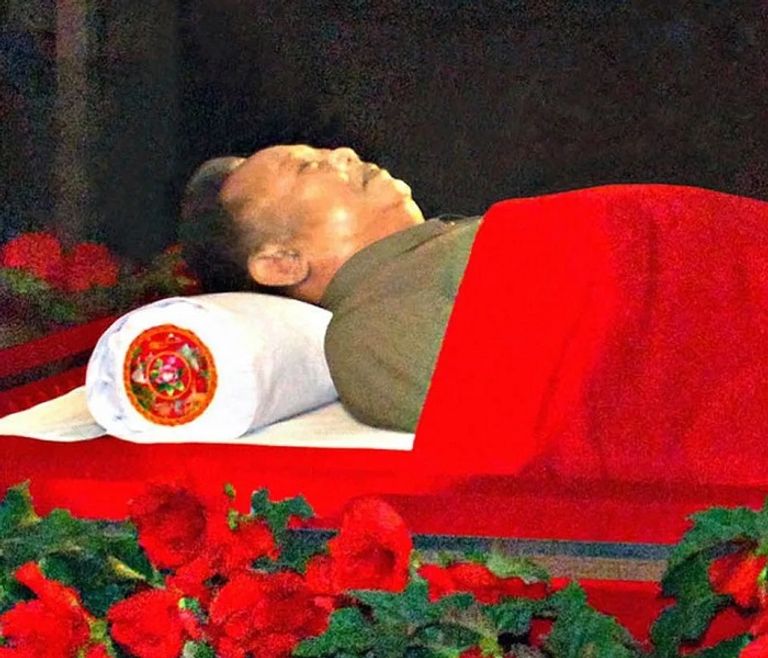 كيم جونج إيل الذي توفي إثر أزمة قلبية عام 2011 مسجى في قصر كومسوسان التذكاري صورة كيم جونج أون التي تم التلاعب بها