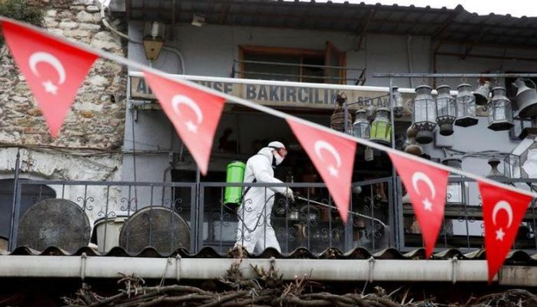 عامل يطهر ممرا في تركيا - رويترز 
