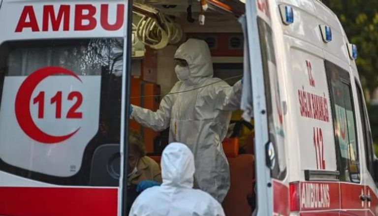 سيارة إسعاف في تركيا تنقل مصابي كورونا