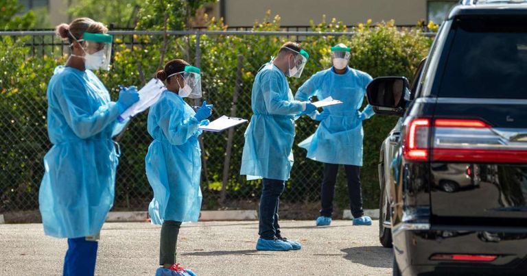 احدى الفرق الطبية لرعاية المصابين بالكورونا مريضة بفيروس كورونا مع الطاقم الطبي