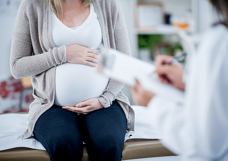 تناول الخضراوات والفواكه الغنية بالفيتامينات تحمي الحوامل من كورونا