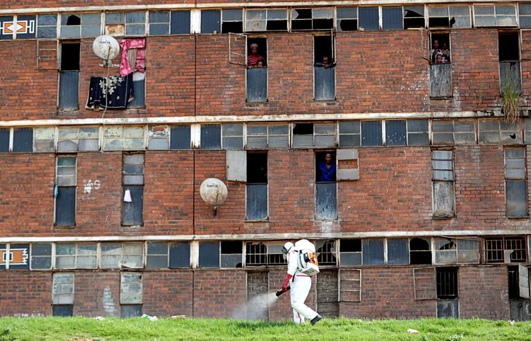 ٍسيدة تحصل على الإعانات من شاحنة التضامن