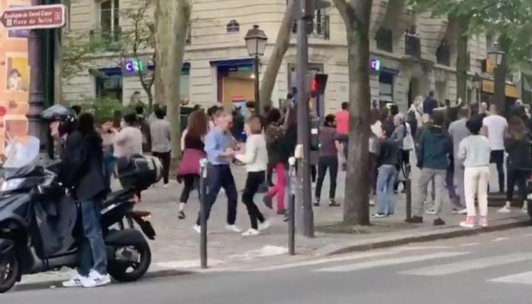 سكان باريس يخرقون الحظر بالنزول إلى الشارع والرقص على أنغام "داليدا"