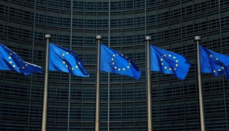 أعلام الاتحاد الأوروبي ترفرف خارج مقر المفوضية في بروكسل