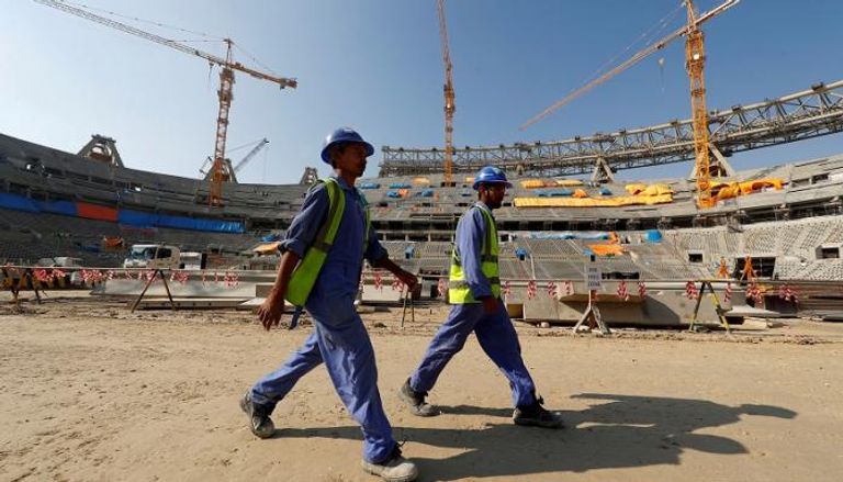 عمال أجانب يعملون في قطر