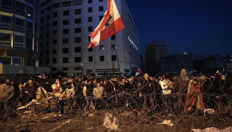 متظاهرون لبنانيون أمام حواجز للجيش - أرشيفية