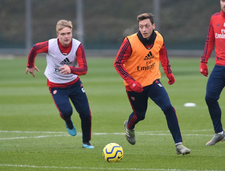 هاري كين في طريقه للتدريب