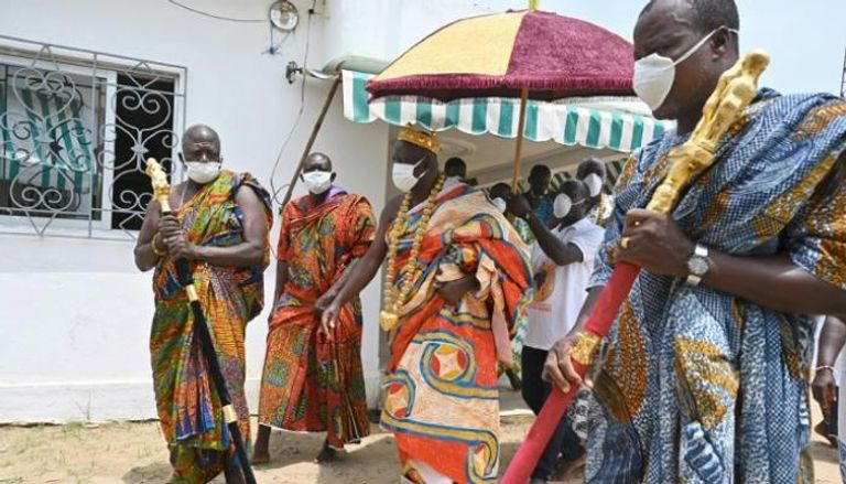 الطقوس التقليدية لإبعاد فيروس كورونا المستجد في ساحل العاج