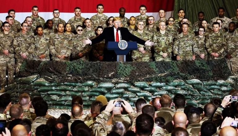الرئيس الأمريكي دونالد ترامب وسط مجموعة من القوات - ديلي بيست