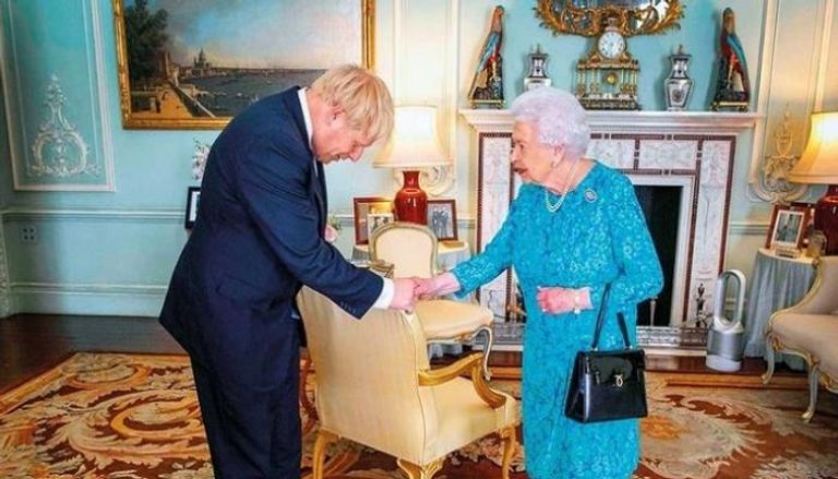 رئيس الوزراء البريطاني والملكة إليزابيث - أرشيفية 