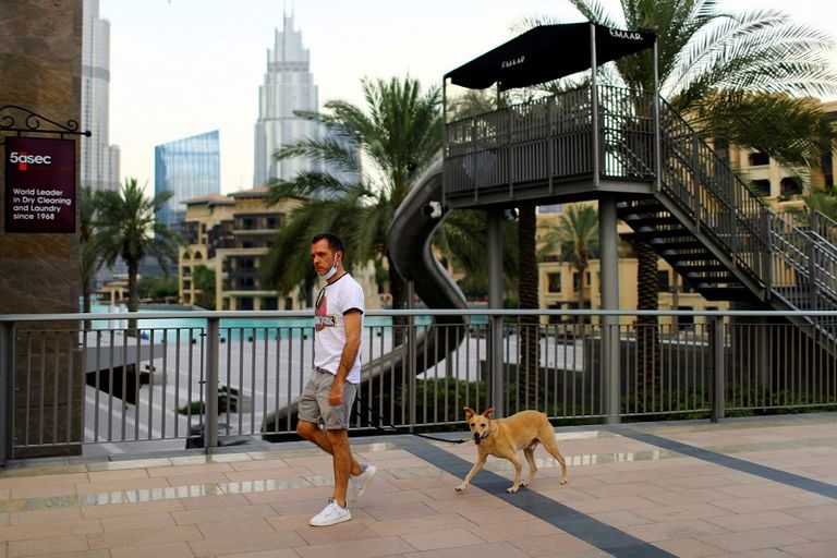 شوارع دبي خالية خلال وقت حظر التجول لاحتواء فيروس كورونا