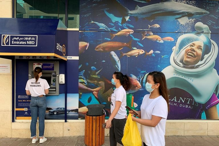 شوارع دبي خالية خلال وقت حظر التجول لاحتواء فيروس كورونا