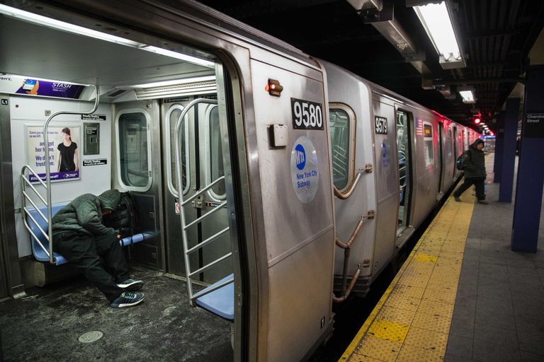 مشرد نائم في قطار أنفاق بنيويورك
