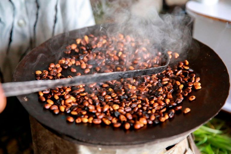 تحضير القهوة على الفحم في إثيوبيا القهوة الإثيوبية في رمضان
